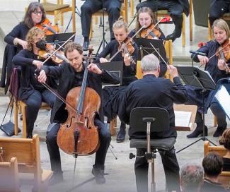 Jonas Palm und Siegfried Bauer mit Orchester. Foto: Holm Wolschendorf.